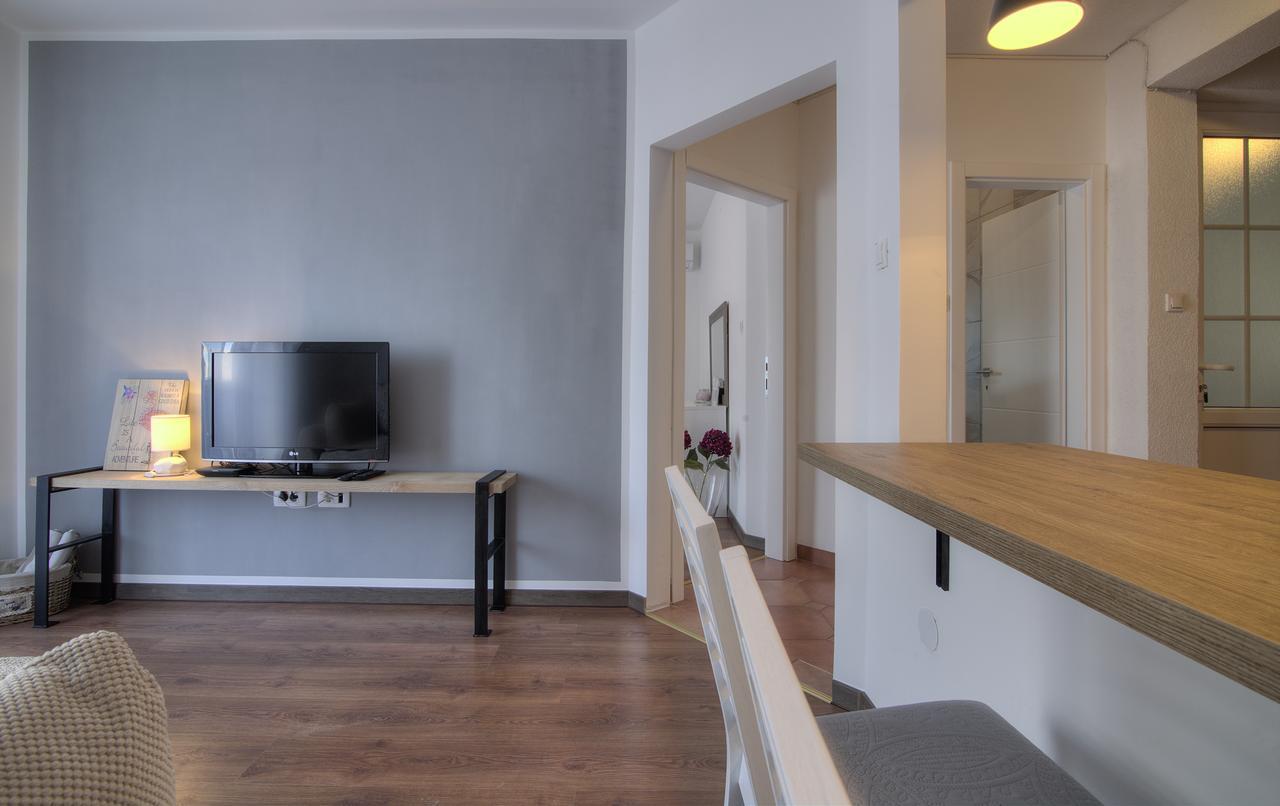 Apartments Lola เซนญ์ ภายนอก รูปภาพ
