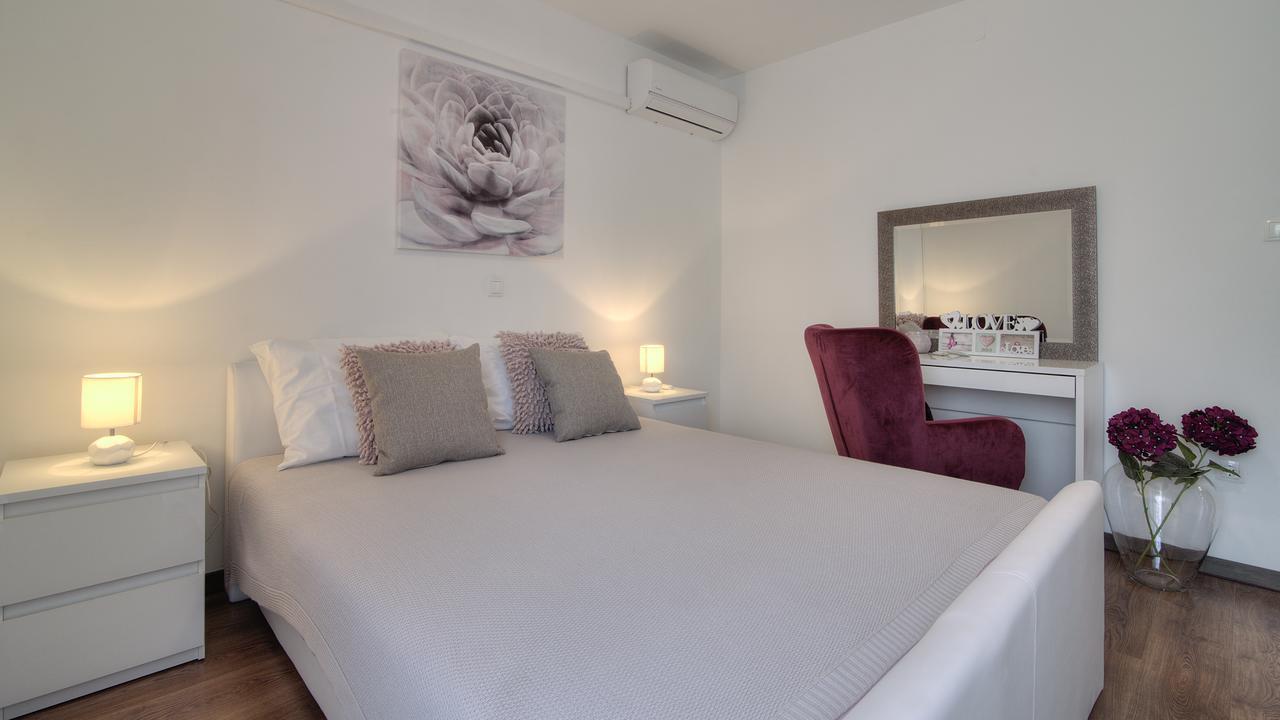 Apartments Lola เซนญ์ ภายนอก รูปภาพ