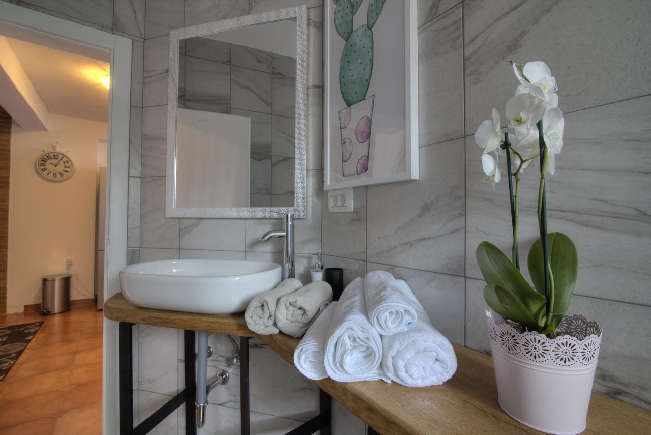 Apartments Lola เซนญ์ ภายนอก รูปภาพ