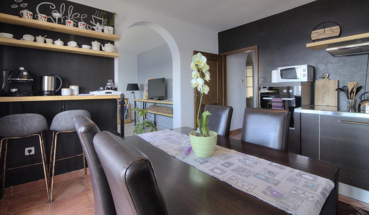 Apartments Lola เซนญ์ ภายนอก รูปภาพ